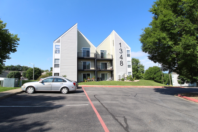 community - Hunters Ridge - 5 bed - 3 bath loft apartment for rent!