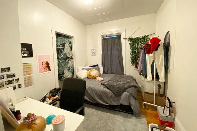 Bedroom - 4 Bed on Calumet, Avail 09/01, Pet Ok, Yard, Pantry, Duplex Apartments