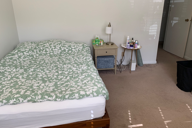 bedroom - Apartment close to main campus and a pond