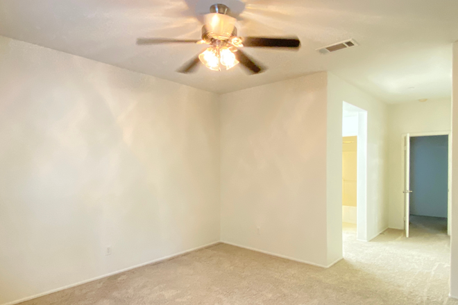 Master bed - Spacious 2-Bedroom Condo in Gate Aspen Hills Community