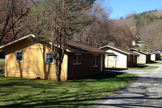 Prestige Rd - 35 Prestige Rd.  5 minutes to WCU campus. 1.5 miles House