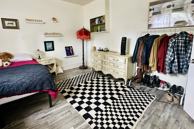 Bedroom - UO Campus House | 5BD/2BA + Possible 6th Bedroom | $500-$600 per Student | Free July Rent