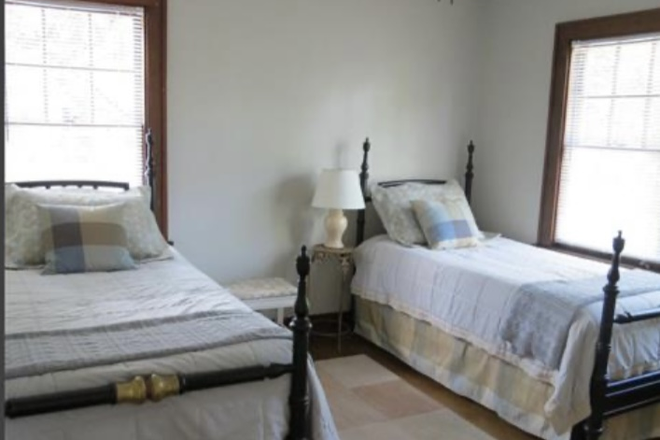 Bedroom for rent (beds not provided) - Individual room in house