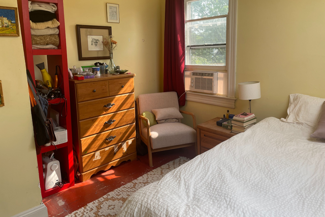 Bedroom inside - Furnished bedroom in shared home-Madison St-Princeton