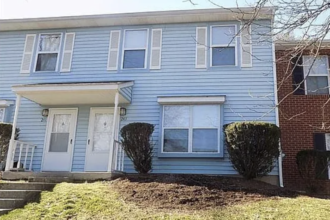 outside view - Single Room in Pheasant Run Townhouse