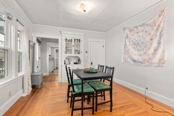 Dining - Charming & Spacious 2-Bedroom Apartment Near Tufts
