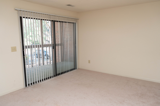 Living Room - 120 Turtle Creek Rd #7