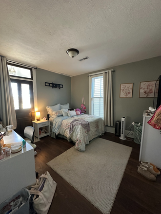 Bedroom - Subleasing 1 bedroom of a 6 bedroom fort house, fully furnished, porch, private parking