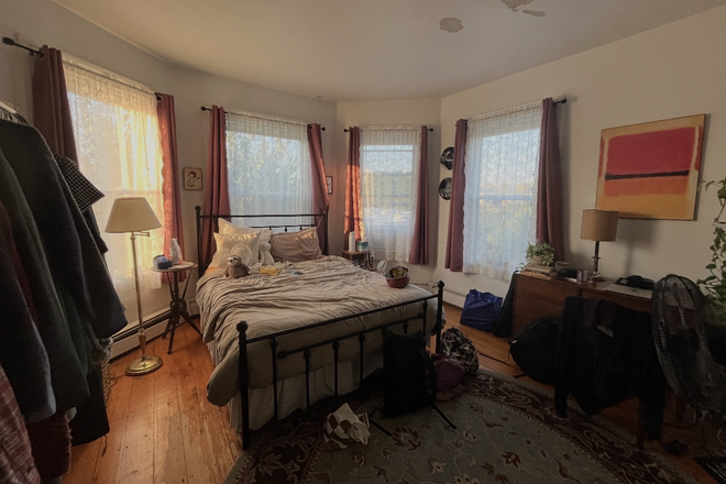 Available Bedroom 1 - Apartment close to campus
