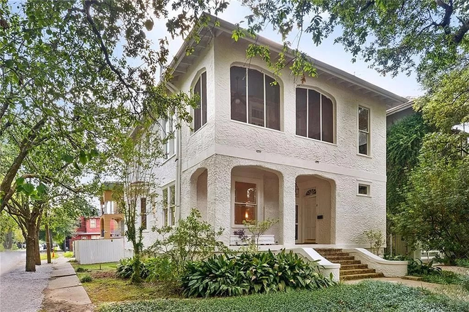 UPPER APARTMENT OF THIS BEAUTIFUL 2 STORY DUPLEX ON CORNER LOT WITH FENCED IN BACK YARD WITH PARKING FOR 2 VEHICLES. - 3 BED/2 BATH NEAR UNIVERSITIES W/ 2 CAR OFF STREET PARKING Rental
