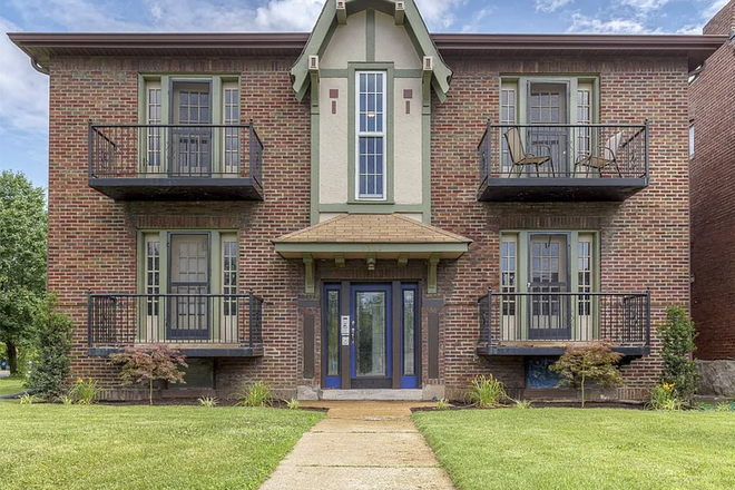 Front Yard View - 2 Bedroom Apartment close to Campus