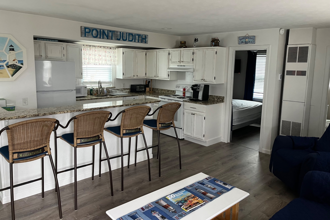 Inside open floor plan - Winter rental , 3 min walk to beach Apartments