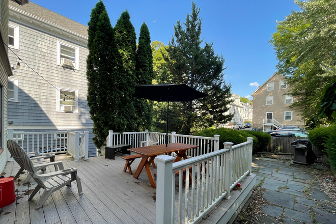 ... - SPACIOUS 6 BED WITH CENTRAL AIR AND BACKYARD House