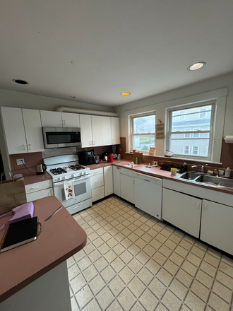 kitchen - 5 BED/ 2 BATH IN PRIME LOCATION. NEAR THE BASEBALL FIELD House