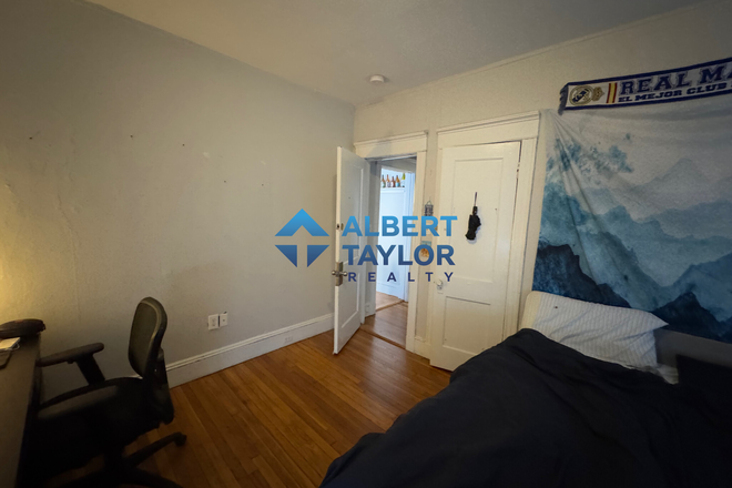 Bedroom #1 - Large 4 Bed 2 Bath Near Boston University !! Apartments