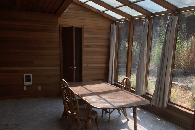 Sunroom/Atrium - Grad Students- house for lease in a terrific location, just 8 blocks from UO.  Quiet neighborhood.