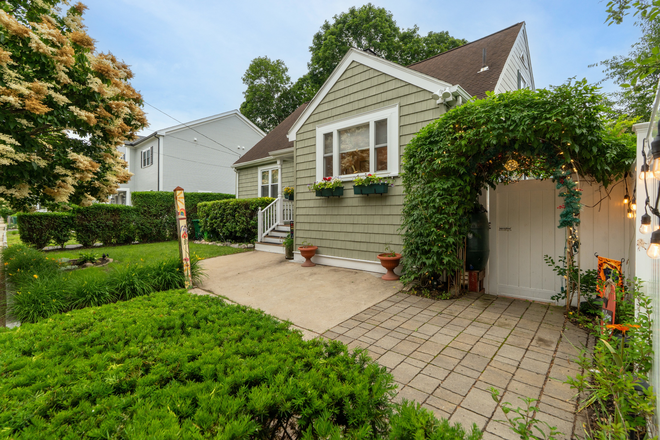 Side entrance to the garden apartment: fully lit with sensor lights - Charming Self-Contained One Bedroom Apartment, Close to Tufts & Harvard