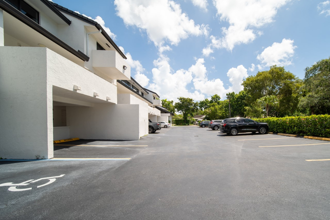 Parking - Fully renovated and beautiful 3 bedroom near the University of Miami Condo