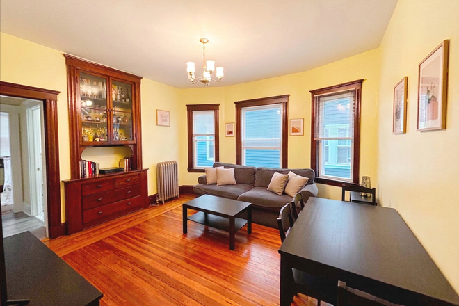 livingroom - 115 Pearson Rd 4 beds / 2 baths available from 6/1/27 No fee