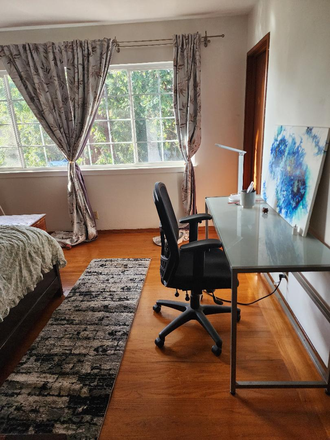 Bedroom - Large Bedroom w/Private Bath in Beautiful North Berkeley/Kensington house