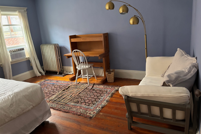 Bedroom - Sunlit Room in Beautiful Victorian Home Midway between Harvard and Central