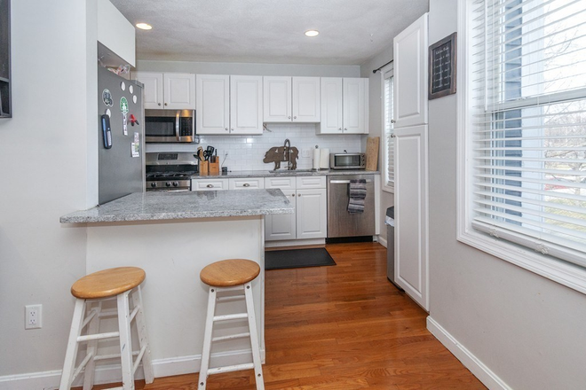 kitchen - 2 Bed 1.5 Bath Dorchester Apartments