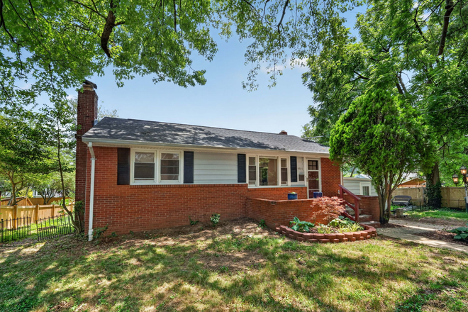 Front Of House - All Utilities and Wifi Included + Washer/Dryer in House