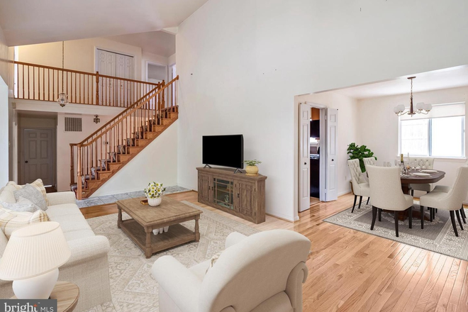 Great Room / Dining Room - Newly Renovated Vibrant Large House 8 min. walk to Xfinity Center