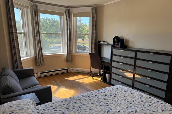 Large Single Photo 2 - Furnished Three-Bedroom Split Apartment