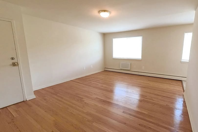 bedroom - Private bedroom for 900 per month including all utilities near CUA Apartments