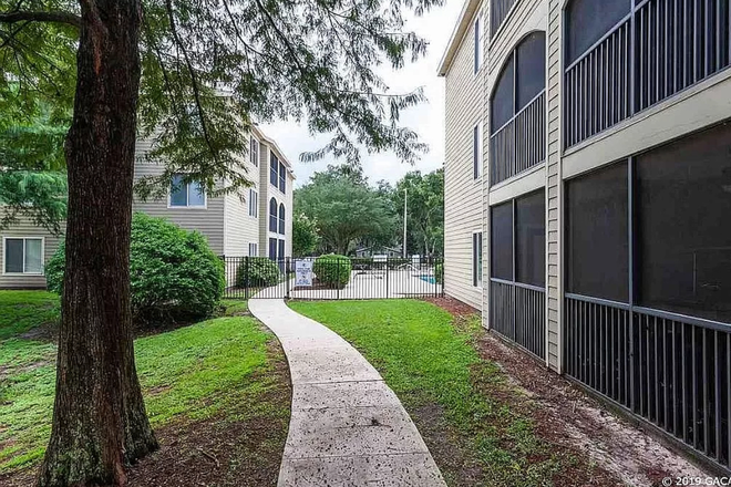 Outdoor - University Terrace West Condo Room Available, Proximal to Campus and Archer