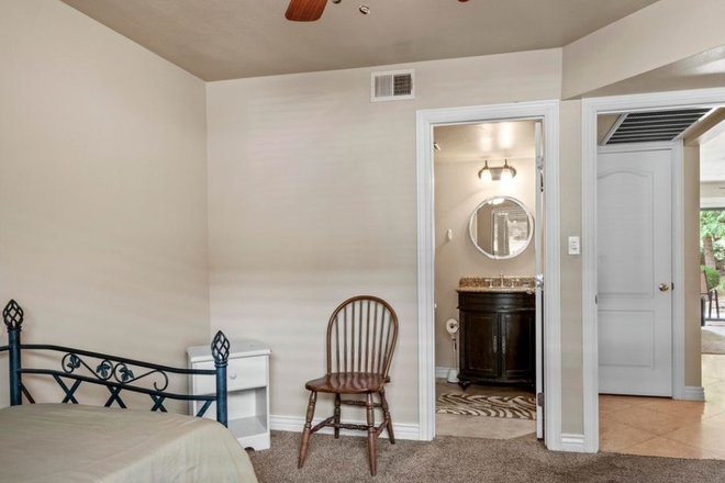 master bedroom en suite - Clean, Cozy, ground-Level 2BD/2BA Condo Near NAU with Parking, Proximity & Patio