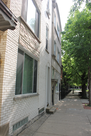 Front of Building - 4 Bed/2 Bath - Just A Few Steps from UIC Library Apartments