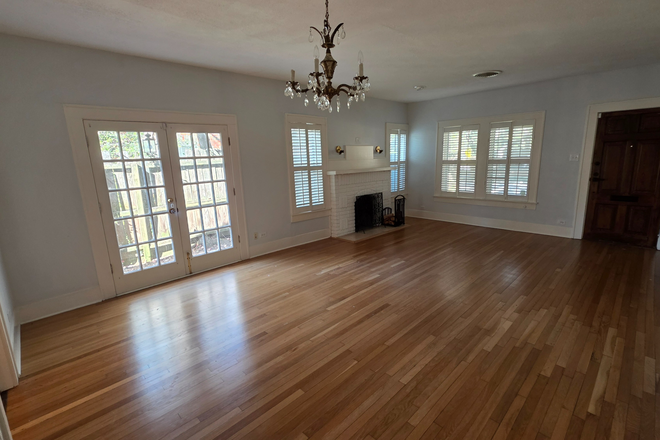 Living room - Lovely Cottage with 3 beds and 2 baths in Southampton Apartments