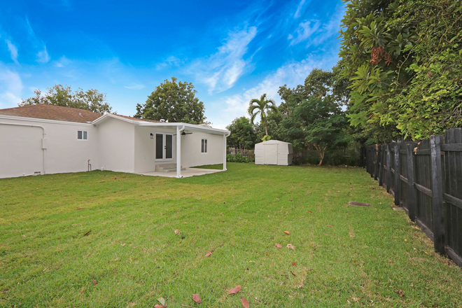 Backyard - Beautiful Home with 5 minute walk to campus or 2 minute drive