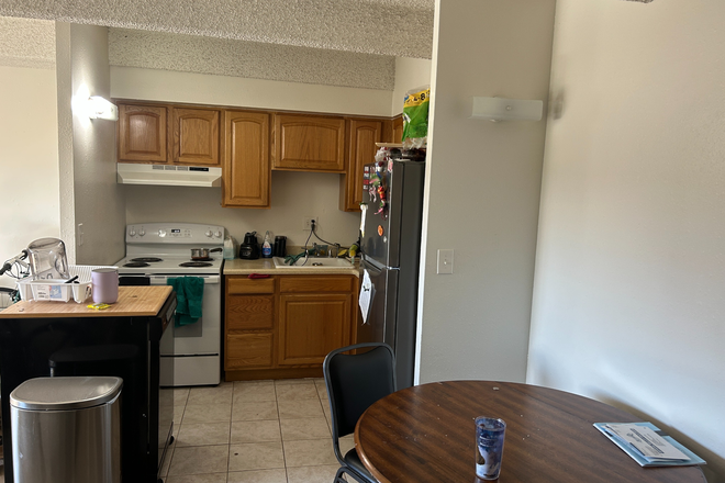 kitchen/dining area - 2 Person sublet 1100/month 1/8 mile from campus