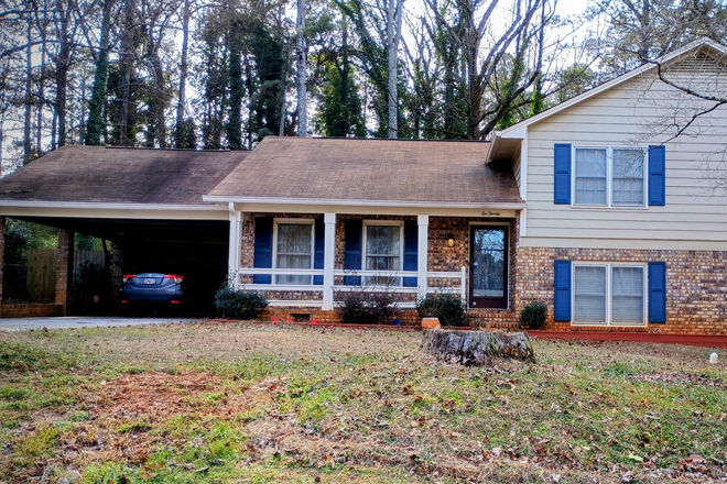 Outside view of property. - Beautiful 4 bedroom home in Stone Mountain, offering 3 private bedrooms for rent.