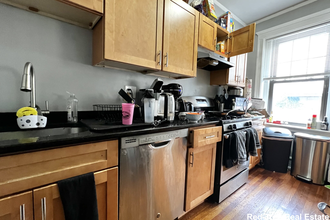 - - INCREDIBLE 4 BEDS/2 BATHS UNIT WITH LAUNDRY IN THE UNIT, ONLY FEW MINUTES FROM THE CAMPUS