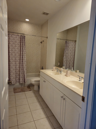 Shared Bathroom - Townhouse close to campus