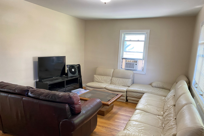 LR 1 - 295 California Ave, Uniondale- Hofstra/Adelphi Students House