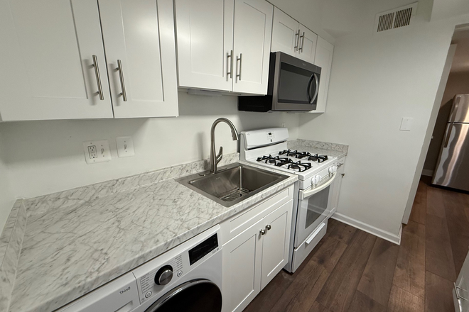 Kitchen - 7-minute walk to Metro Station - Student-Friendly!