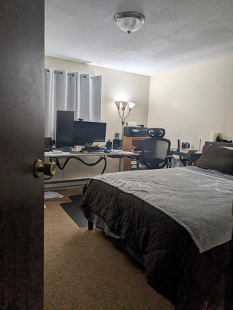 The bed and desk can remain if you are interested - Lantern Courts Apartments