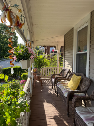Front portch - Beautiful 3-bedroom apartment,15 minutes' drive to UConn, Walking distance to ECSU and bus stop.