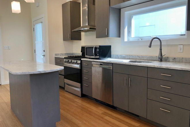 . - Modern & spacious 3 bed 3 bath. Available NOW! Townhome