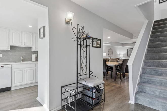 Foyer - Green Tree Run Condo in Roxborough. 2 Bed, 2.5 Bath shared with one Grad Student