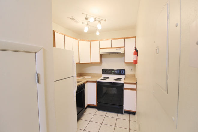 Kitchen - Camden Townes townhome for rent, located .5 miles from campus!
