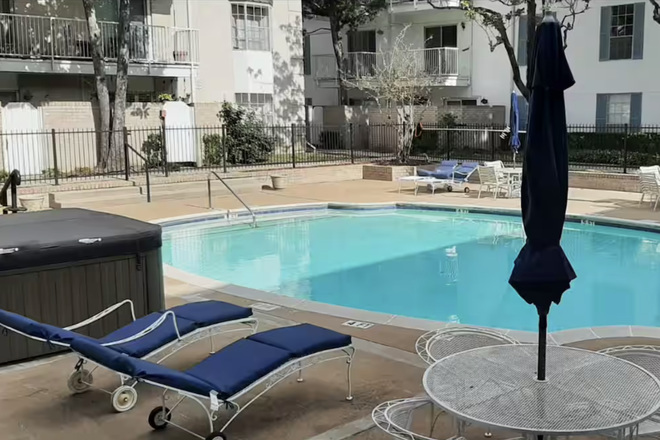 Community Pool - Asia House Houston (Walkable to BRC Express stop AND City Red/Blue Line