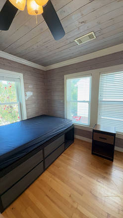 Corner bedroom faces street, lots of natural light - Room in 3BD/2BA, 1 min walk from North Side of Campus