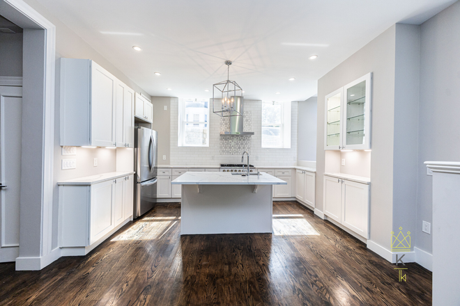 kitchen - Luxury 3.5 Bed | 3 Bath Apartments