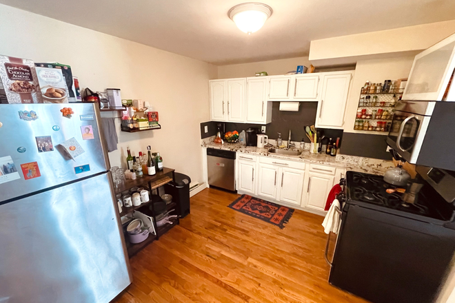 Call NOW for showings! 617-236-8600 - EVERETT ST - *NO FEE* DUPLEX 4BR IN JEFFRIES POINT AVAIL *9/1/2026* W/ 2 BATH, LNDRY IN BLDNG, DW!